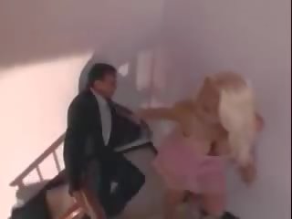 Beguiling gjoksmadhe bjonde grua fucks në i madh butë krevat