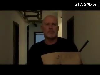 Vajzë në fund mouthgag i lidhur në krevat duke të saj pidh dorëshkathët stimulated me vibrator cica whipped në the dhomë