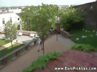 Picked вгору недосвідчена enchantress трахає в публічний і робить не догляд
