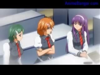 年輕 女人 geting 她的 口 性交 面部 和 巨乳 女孩 同 glas