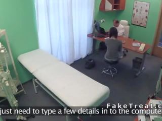 医 人 前刘海 病人 上 一 办公桌