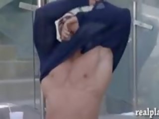 Немовлята приймати від їх одяг і had веселощі з hunky чуваки