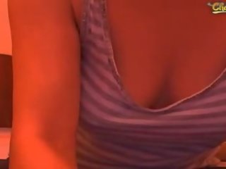 她的 氨綸 衣服 是 製造 我 硬