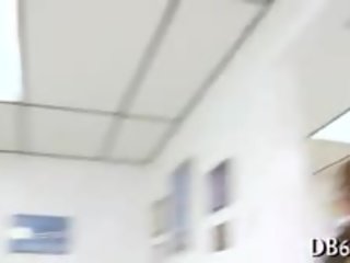辣妹 在 一 green 連衣裙的 吸 刺