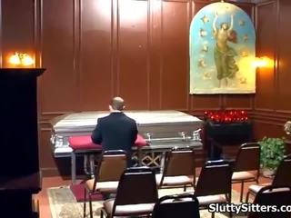 保姆 exhibits 离 她的 口交 技能