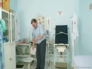 污秽 的gyno 专家 performs 美丽 青少年 考试