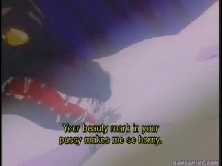 Hezká tón kotě dreams o získávání olízl podle a lizard