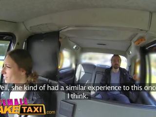 Femalefaketaxi sexy řidič dostane někteří studentská bodnutí