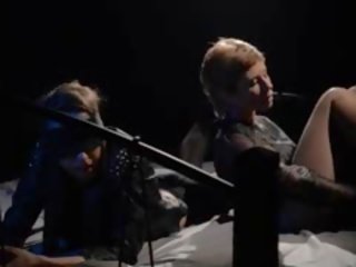 Poslepu modelu dostane souložit podle popruh na