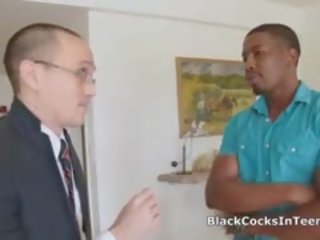 Пленителен брюнетка тийн вози голям черни кур