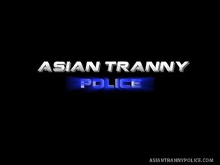 Horký tranny policajt shu dostane právo na sání člen