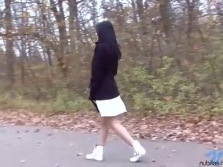 거대한 어두운 머리 비탄 와 거대한 가슴 방뇨 옥외