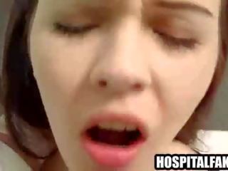 Maliit buhok na kulay kape kagandahan getss kaakit-akit patients puke at prescribes a pananamod sa loob 720 4
