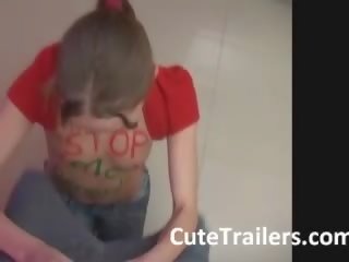 Ултра тънък млад жена cooking и чукане