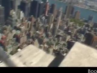 奇妙 褐发女郎 搜索 为 一 迷人 男孩 上
