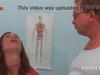 Gynecologist dhe e tij infermiere duke pirë çdo të tjerët tremendous pshurr