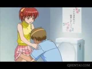 Hentai remaja mempunyai seks dalam awam tandas