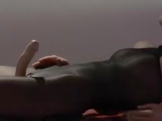 סֶנסַצִיוֹנִי נוער ב גרביונים מאונן
