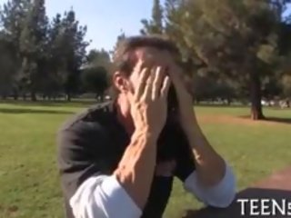Sočan najstnice kričanje za a velika one-eyed pošast