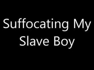巨人 大きな美しい女性 suffocating 若者