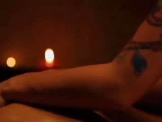 一 感性 和 转身 上 女同志 按摩