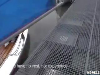Krásný kuřátko vyjížďky na a loď a v prdeli