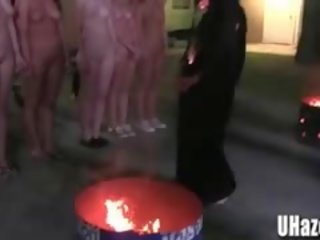 Burning барел женски клуб в колеж унижения при колеж
