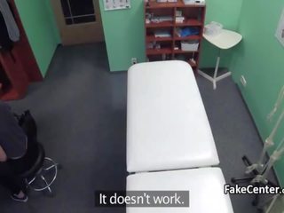 Surgeon 舔 和 性交 青少年 的阴户