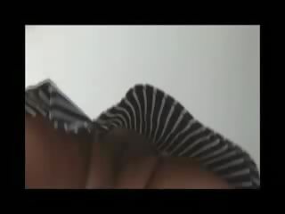 Velika melone grown prikazuje dvignjeno krilo s no hlačke kot ona tease