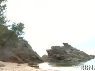 Приголомшлива playgirl є піддаючи її вологий пизда на відкритому повітрі