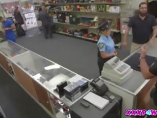Вона є a поліція офіцер але я трахкав її в будь-якому випадку