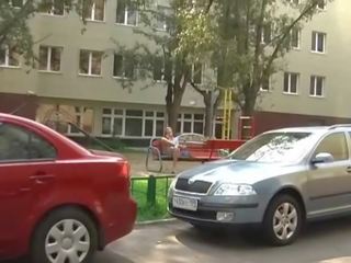 Dvignjeno krilo - ljubimec s obrite muca