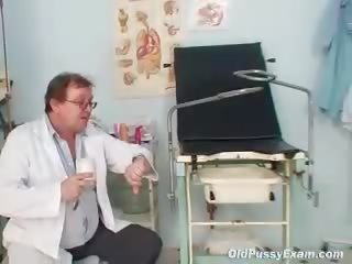 Рудоволоса бабуся брудна манда розтягування в gyn clini