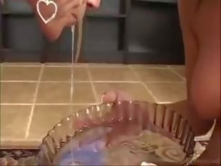 切尔西 是 在 同 索菲亚 kneeling, 她的 头 tilted 背部