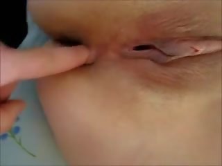 褐发女郎 手淫 同 一 手指 向上 她的 屁股