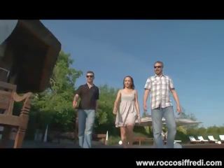 Gözel brunet teens sharing monstr gara pecker