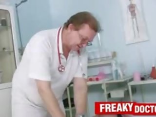 말라 붙은 비탄 핑거 로 노인들 승마 추출물과 st 의사