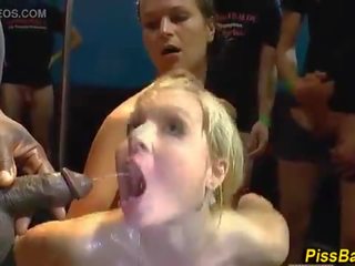 Сеча soaked повія трахає