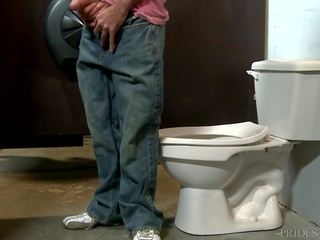 Brett feelings in the jedhing stall with another stripling outside