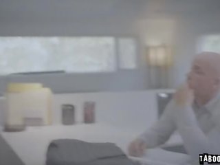 Bretti 罗西 是 一 smashing 摩洛伊斯兰解放阵线 秘书 谁 是 存在 harrassed 由 她的 老板 derrick