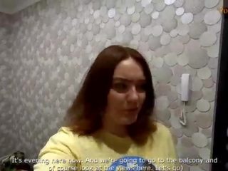 На любимец дава а духане на а публичен balcony&comma; и след това walks с а изпразване на тя лице