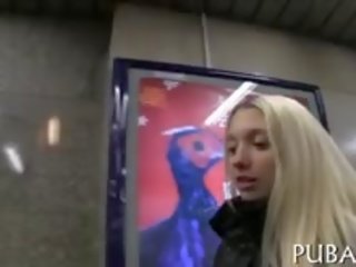 惊险 放浪女孩 带 离 她的 衣服 为 一些 金钱