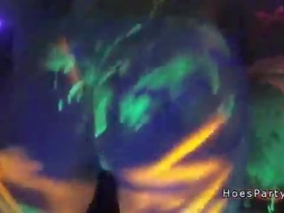 Groovy başlangyç babes having blacklight dört adam weçerinka