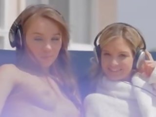 Pleasing blondinka lady striptiz