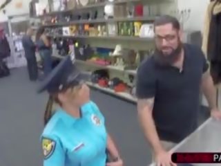 Captivating と ボインの 警察 役員 セルズ 彼女の firearm 取得 ファック