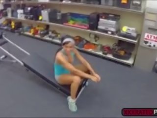 Naked trainer spreads her aýaklar for nagt pul