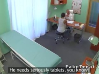 Mjekësore person fucks ruse i durueshëm