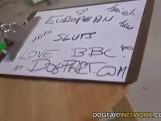 Za the scény s amirah adara