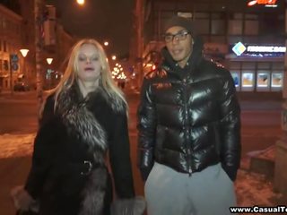 Flat chested blondýnka fantazie žena jumps na a tlustý eben schlong