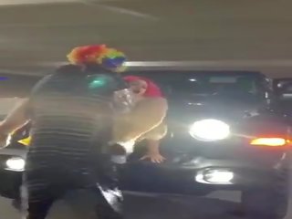 Rosa capelli strada ragazza prende pestate su jeep